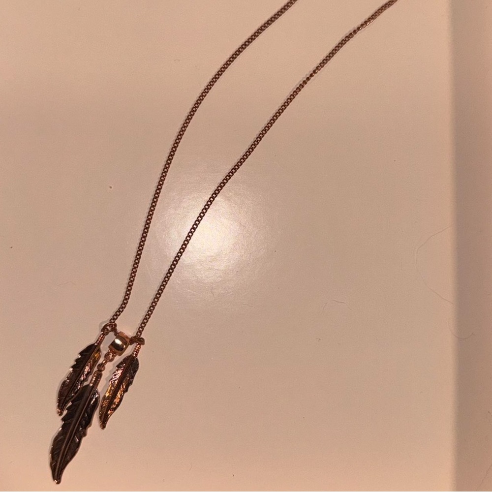 Elegant Feather Pendant Necklace